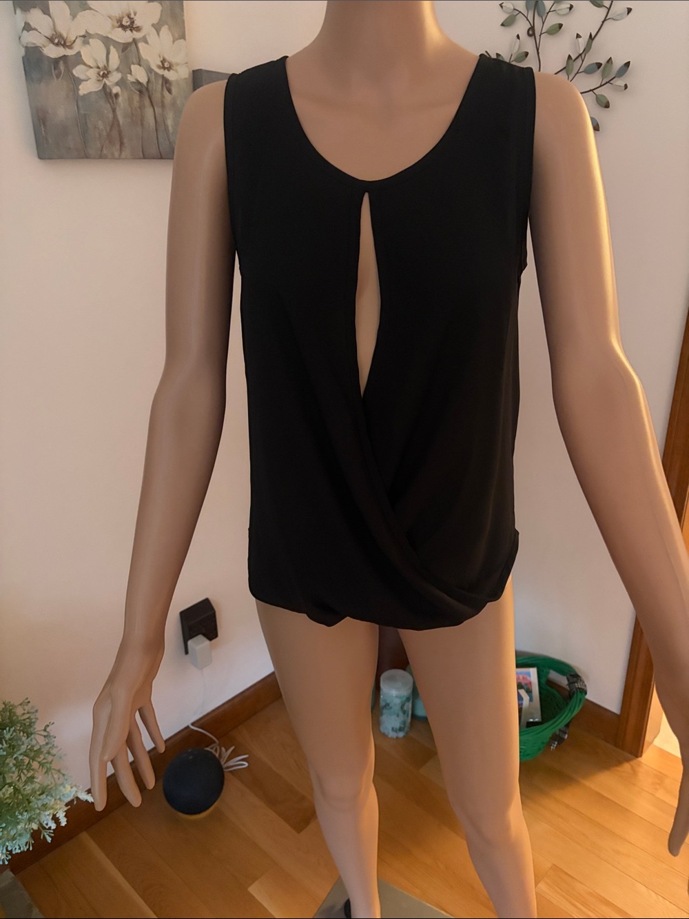 finn & clover Black Sleeveless Twist Keyhole Tank